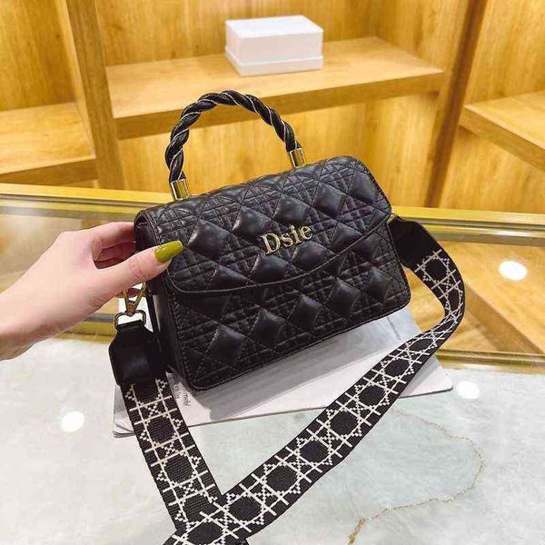 

factory outle 70% off women's 2022 new fashion crowd high-quality lingge portable small square single shoulder cross bag 02