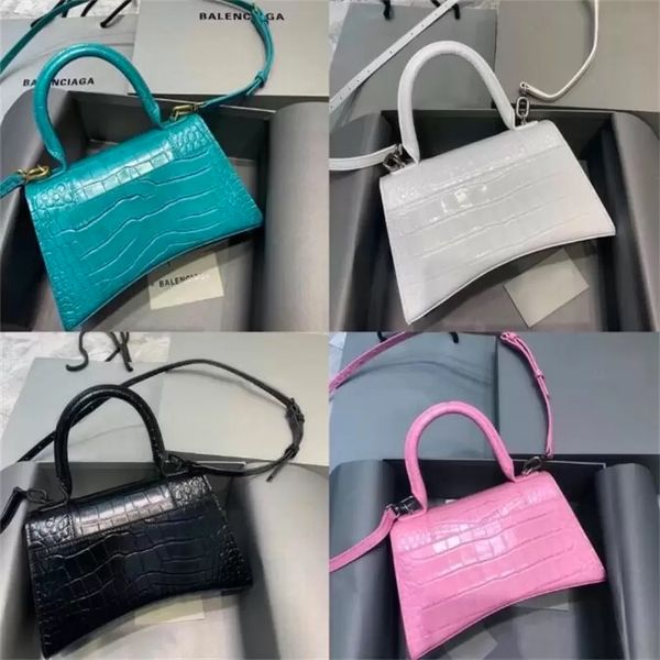 

classic handle metal buckle single shoulder ladies bag can be diagonal or hand