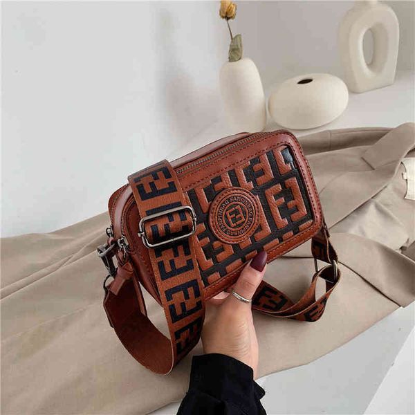 

60% off factory clearance indentation spring wide strap single shoulder leisure small square versatile camera bag