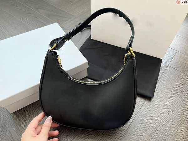 

new embroidery designer bag ladies underarm bag that can be versatile all year round.