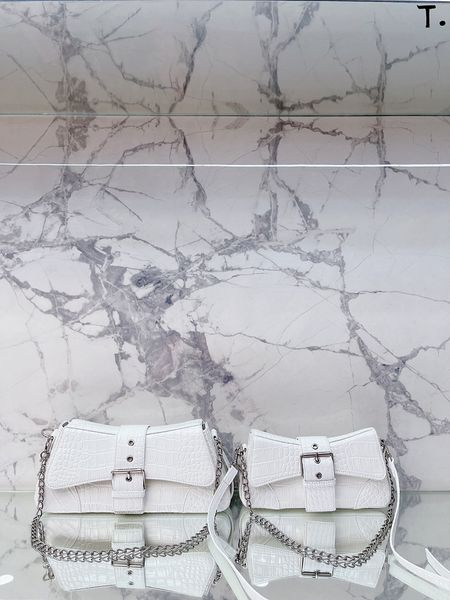 

5a-class designer's bag is a humble motorcycle bag for men's and women's shoulder bags.