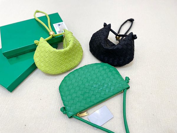 

20225a quality designer bag a dumpling bag with woven elements is suitable for underarm bags of men and women.
