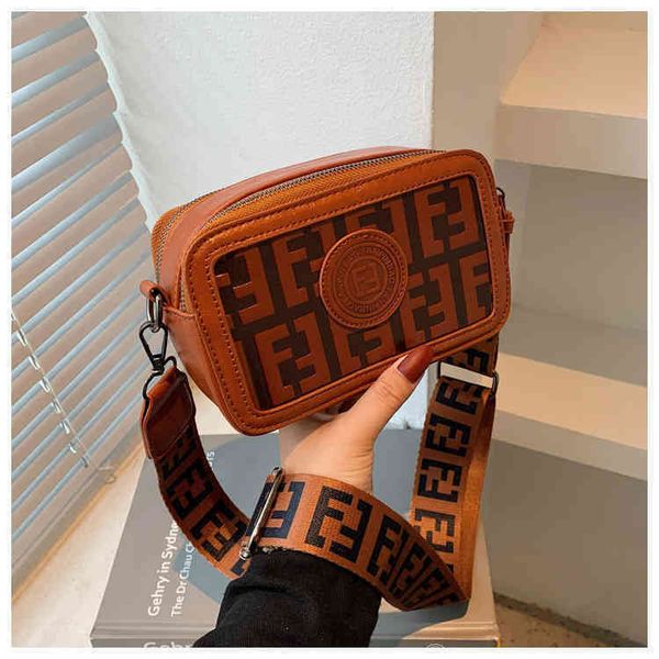 

65% off factory online clearance fashion camera in fashion personalized wide shoulder strap single shoulder bag simple small square bag