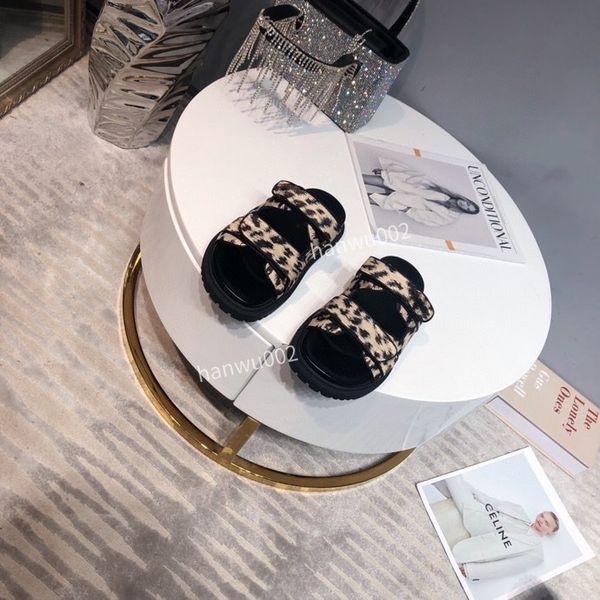 

2022 designer women sandals flat sandal black white lambskin sandals gold metal letter rubber sole shoe size35-42