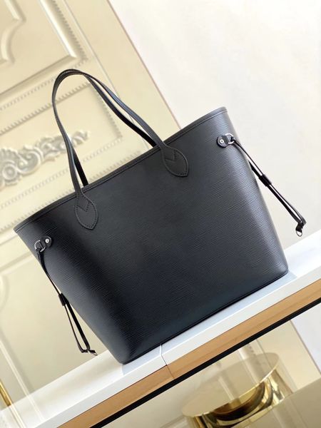 

the designer's lvity luxury bag is made of leather with excellent touch and large capacity black 32cm