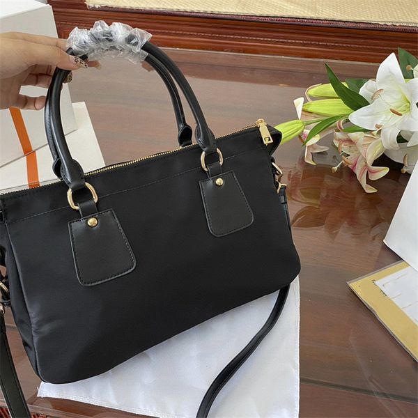 

designer luxurious handbags duffel bags tote mens retro travel bag shoulder bag crossbody re-nylon classic fashion messenger stuff