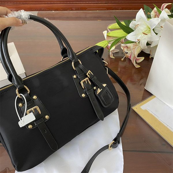 

designer luxurious handbags duffel bags tote mens retro travel bag shoulder bag crossbody re-nylon classic fashion messenger quality