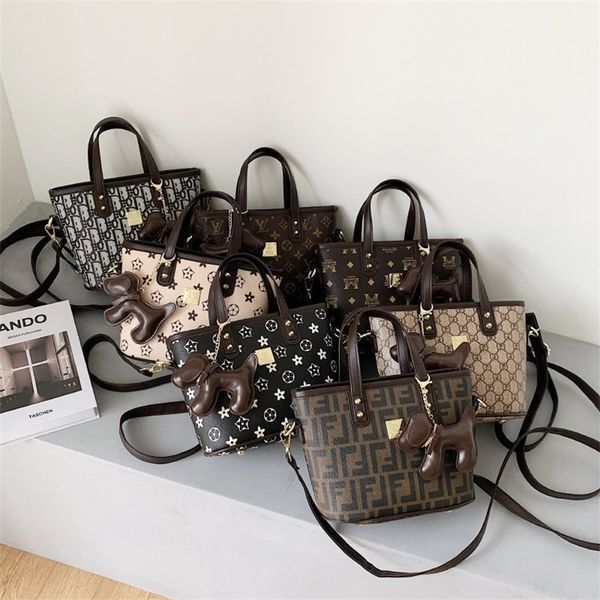 

tote bag shoulder off 2022 women's trendy fashion foreign large 60% new messenger style small s single french capacity bucket han tgnc