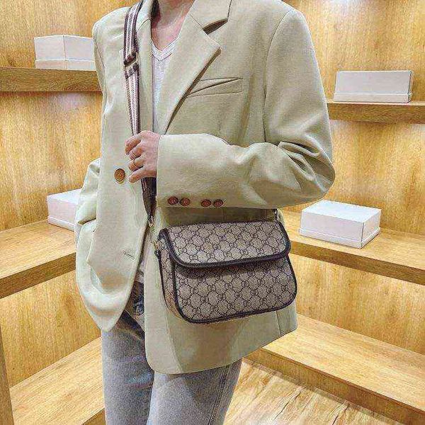 

75% off factory online clearance 2022 new women's fashionable single shoulder messenger printed retro square travel bag