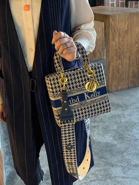 

70% off online factory clearance hong kong niche leather women's new versatile fashion magnetic buckle light women's single should