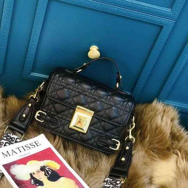 

75% off factory online clearance fashionable women's foreign style versatile 2022 embroidered thread small square lock atmospheric mobi