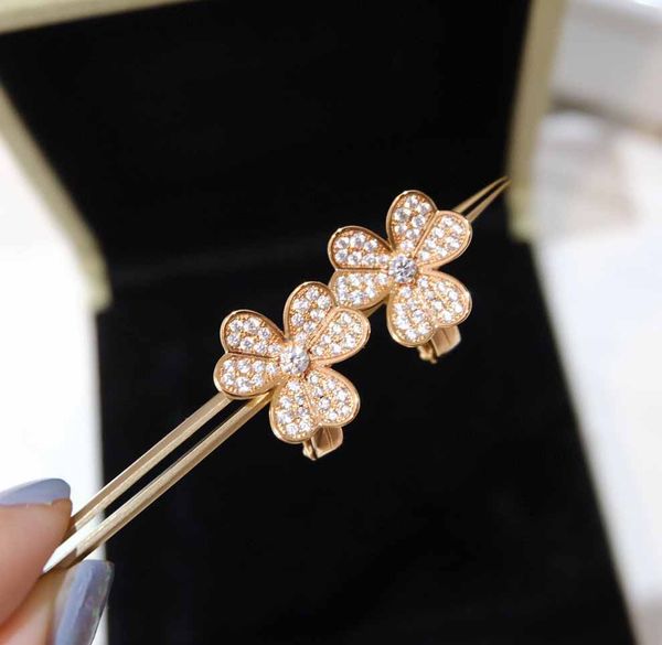 

luxury quality charm flower shape with sparkly diamond in two colors plated have normal box stamp ps7058a, Golden