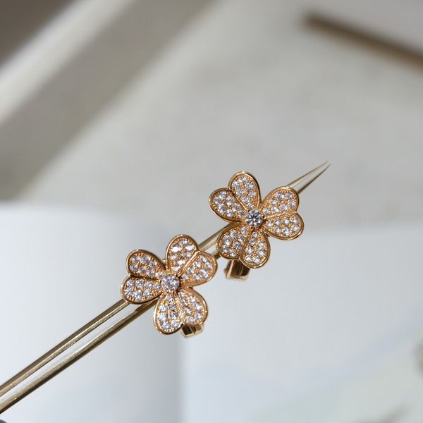 

v gold material charm flower shape with sparkly diamond in two colors plated have normal box stamp ps7058a, Golden