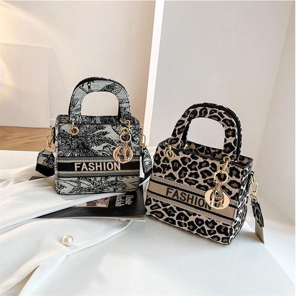 

embroidery princess diana bag metal pendant 2021 new handbag small square bag retro net red shoulder bag letter messenger232u