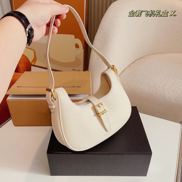 

black and white classic new portable shoulder bag reflects women's taste