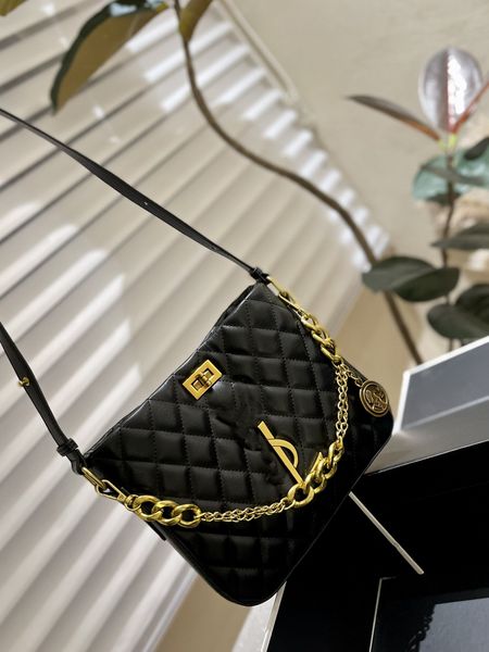 

wrap up a famous door bag and walk away beautiful black new style hand holds fashion in hand