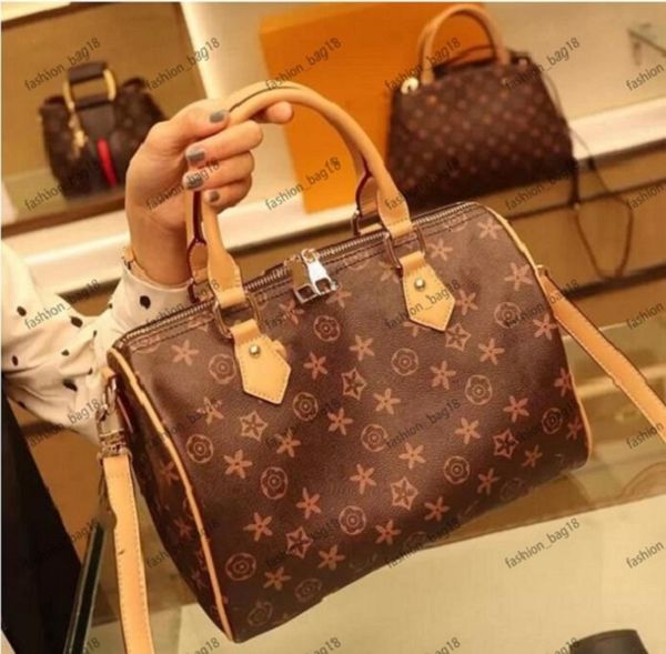 

2023 new women messenger travel bag classic style fashion bags shoulder bags lady totes handbags 30 cm with key lock duffel bag