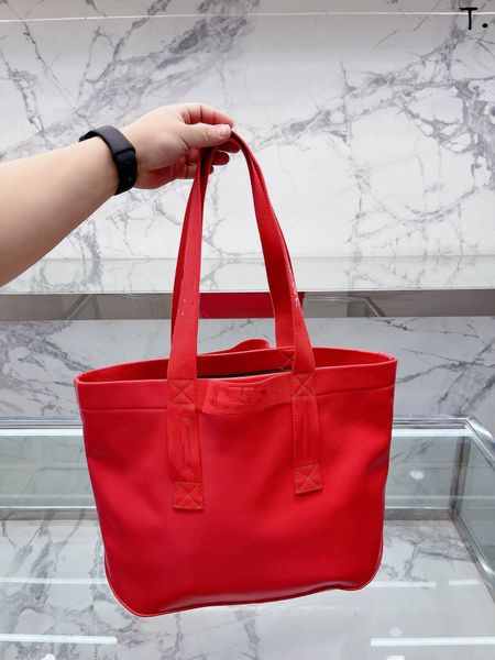 

2022 vintage fashion handbag brings out elegance and temperament