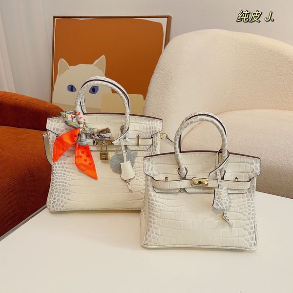 

2022 latest white class portable shoulder bag leads the fashion trend