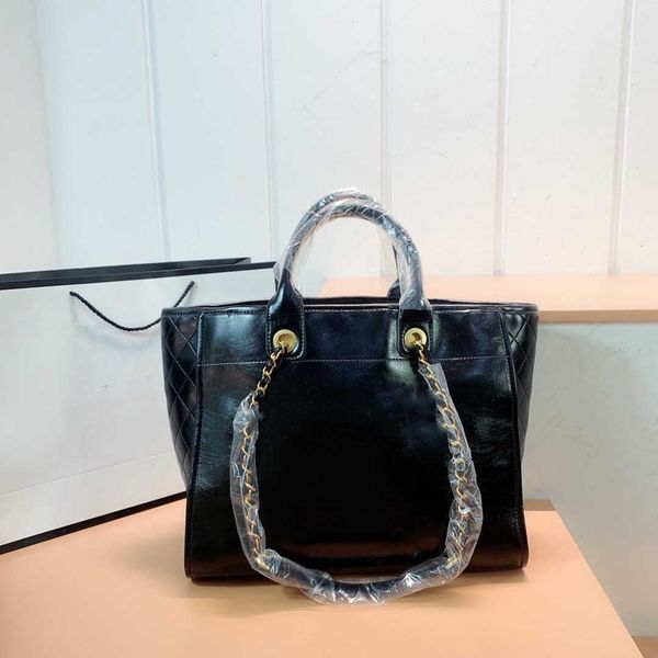 

cc bag wallets female luxury designer beach bag quality fashion shoulder big chain oil wax international brand handbags leisure high capacit, Red;black
