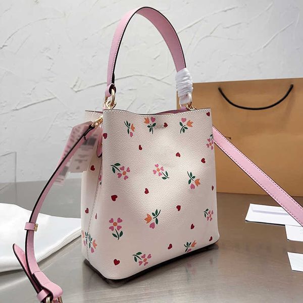 

2023 totes new bucket bags versatile tote womens designer leather crossbody fashionable luxurys handbag shoulder c letter purse wallet