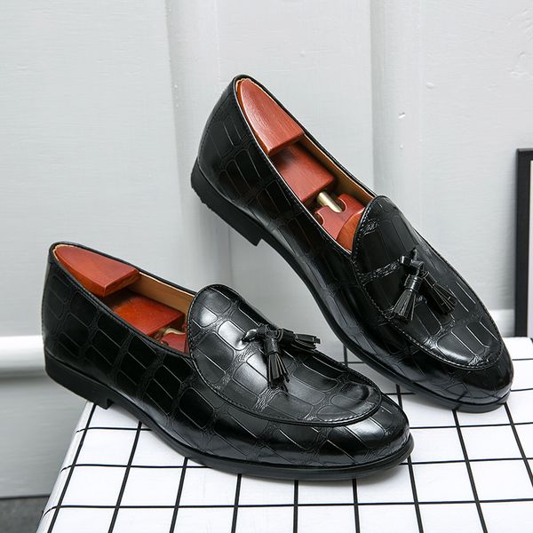 

luxury designer shoes fashionn pointed black tassels slip on shoes men casual loafers formal dress footwear sapatos tenis masculino