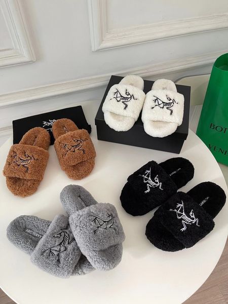 

new autumn/winter 2022 woolen slipper is a timeless classic downright skin-ful, Black
