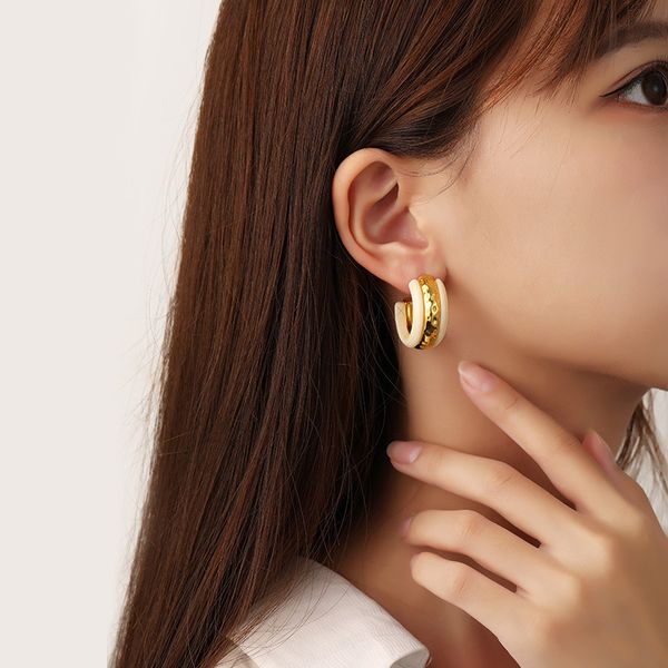 

2023 ins huggie new high-grade metal texture earrings female s925 silver needle niche design acrylic c earrings, Golden;silver