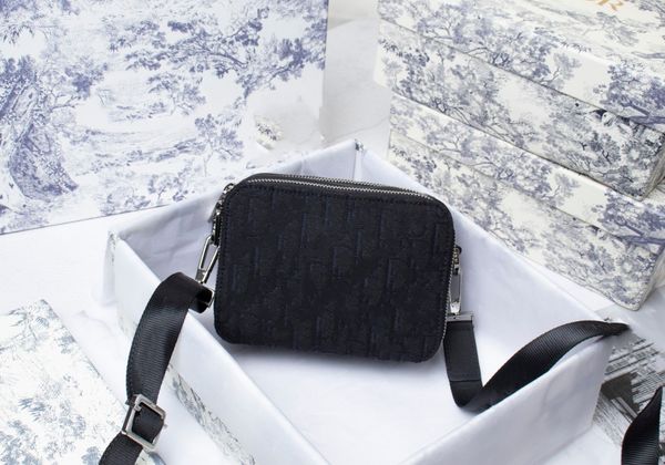 

men's and women's fashionable wide shoulder strap multifunctional messenger bag