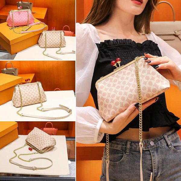 

2023 trendy brand fashion a woman's bag lock kiss printing clip new old flower single shoulder chain msenger hand