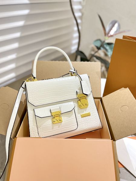 

2022 chief designer black classic one shoulder handbag shows feminine charm