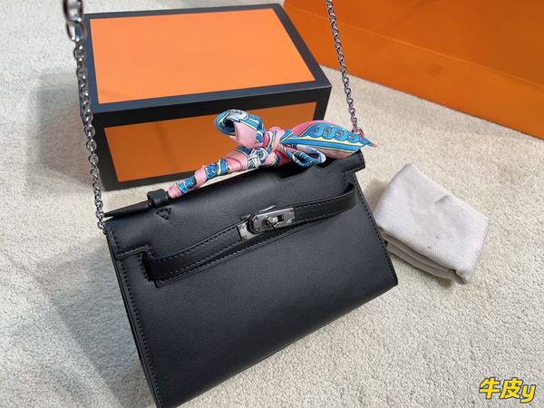 

2022 chief designer black classic handbag is fashionable and simple