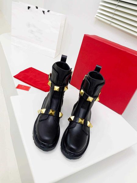 

2021 designer womens roman stud calfskin combat boots lady ankle boot leather granulated rivet winter flat shoe valentinoes valentinoity kkq, Black