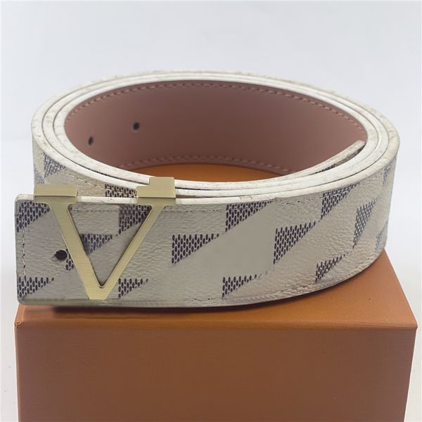 V19: Gold Buckle + witte riem