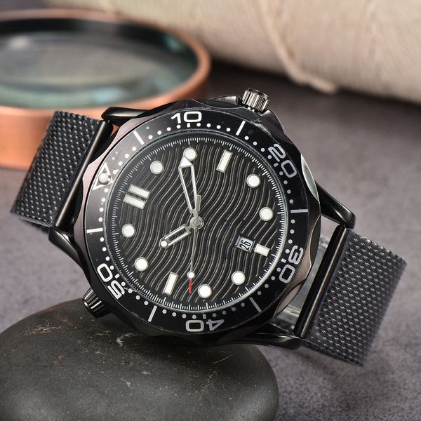 

2022 men's luxury quartz watch business leisure six needle multi functional calendar glow waterproof steel band watches, Slivery;brown