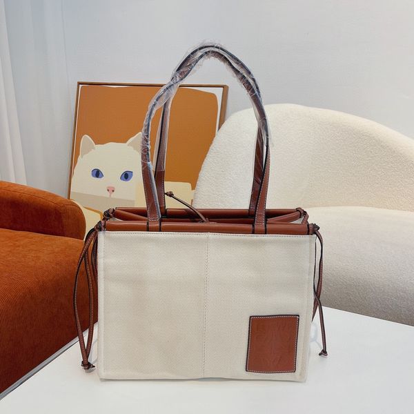 

2022 two color splice chief designer's new classic one shoulder handbag highlights women's elegance as a representative of extraor