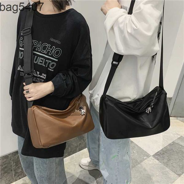 

2023 new hand bag factory 80% wholesale and retail winter men's simple pure color large capacity crossbody bag women's fashion arm