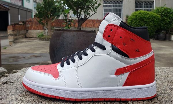 

1s high mid og wolf grey basketball shoes chicago reimagined sneakers starfish jumpman trainers 1 embossed on the upper crystal bottom, White;red
