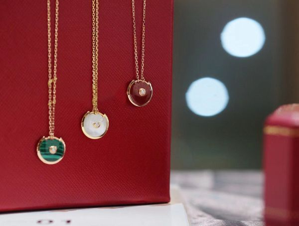 

designer round cake shape amulette pendant necklace jewelry for women wedding party jewerlry accessories, Silver