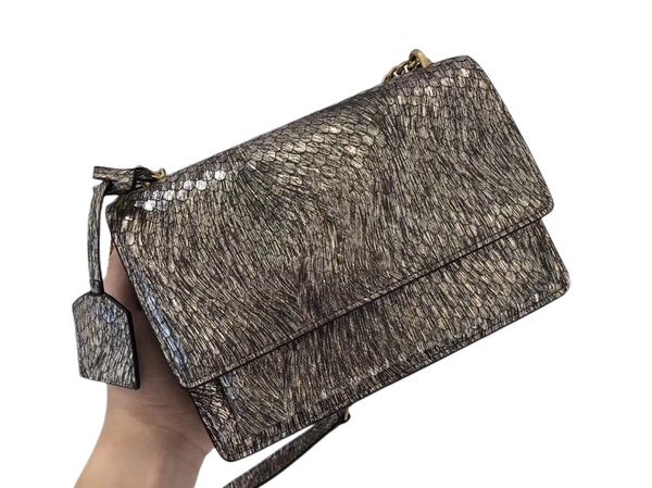 

the new upper body is very attractive fashionablesimple and intelligent bag