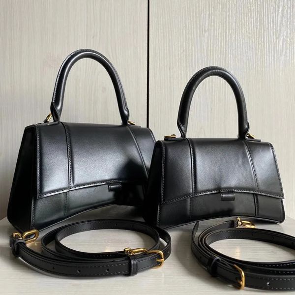 

2022 new luxury designer armpit bag vintage shoulder bag women's moon handbag hourglass, Black;red