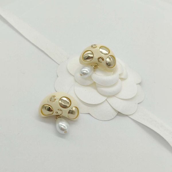 

2023 luxury quality charm drop earring with nature shell beads in white and grey color have box stamp ps7447a, Golden