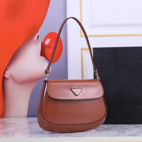 

cute tote bags borsa a spalla cleo in pelle spazzolata con pattina designer's classic inverted triangle logo donna handheld one shoulde