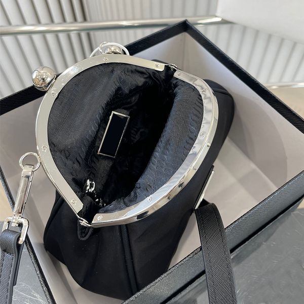 

mini designer mens wallet womens bags on chain triangle bag crossbody handbag sling totes shoulder bag for women long metal chains luxury ny