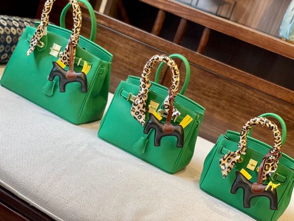 

2022 chief designer's new portable women's bag luo tianxia's charming life