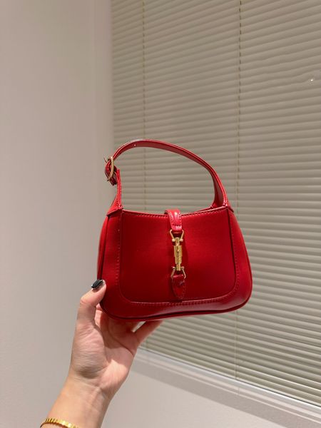 

2022 chief designer holding small women's bag fashion world trend