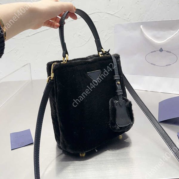 

new pouch bucket bag p triangle totes plush the tote bag womens designer bag large capacity shoulder shopper bags soft purse 22120766