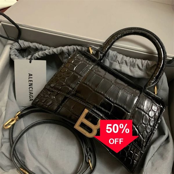 

luxury designer balencaigass bags star same female 2022 new versatile crocodile hourglass character leather messenger bag pa9f