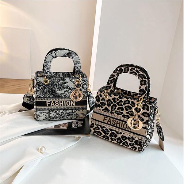 

embroidery princess diana bag metal pendant 2021 new handbag small square bag retro net red shoulder bag letter messenger286t