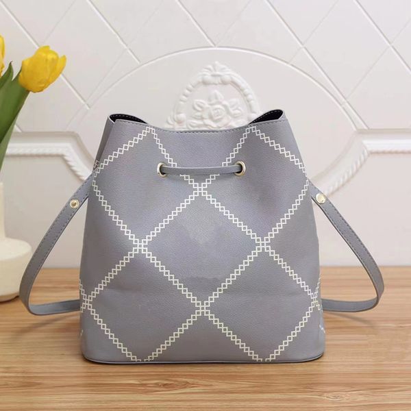 

luxury designer leather bucket bags classic shoulder handbags women sports leisure outdoor travelling bag fashion letter print daily backpac